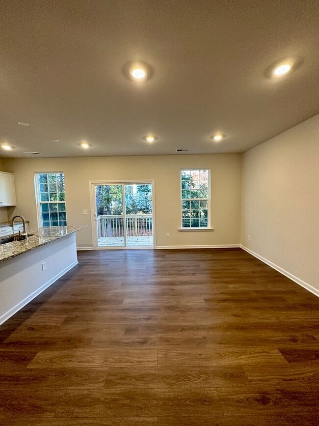 Building Photo - Elegant Townhome located in Ballantyne!