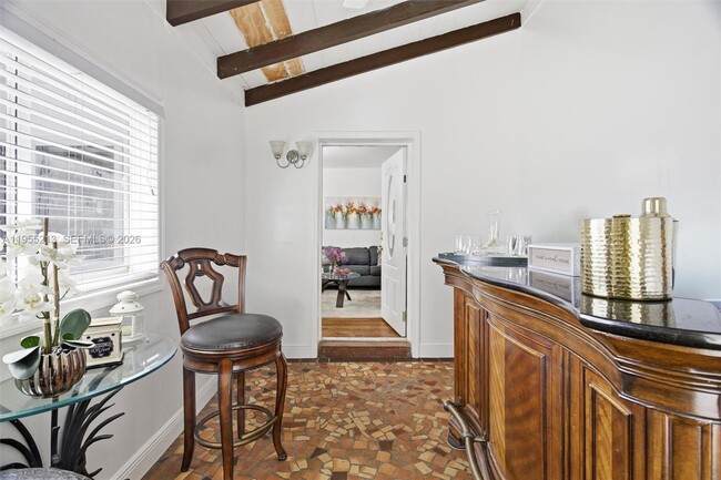 Building Photo - 104 SW 40th Ave