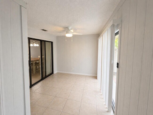 Building Photo - 9262 Green Meadows Way