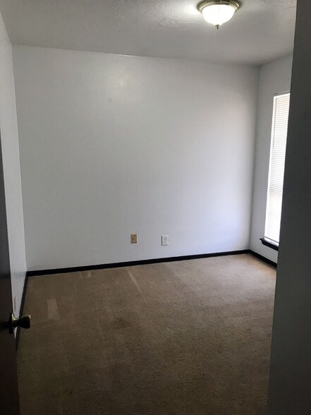 Building Photo - 304 Willow Branch Rd