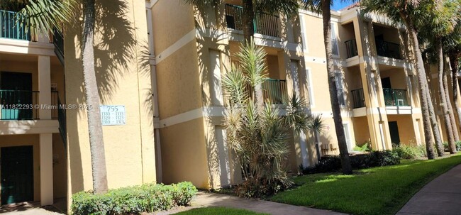 Building Photo - 755 Riverside Dr