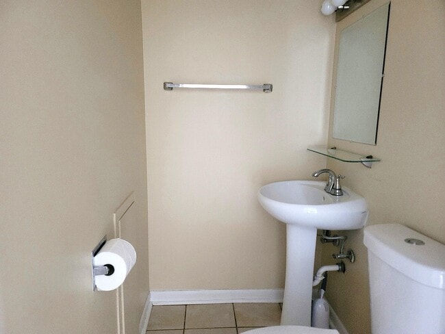 Building Photo - 70 Pine Ct