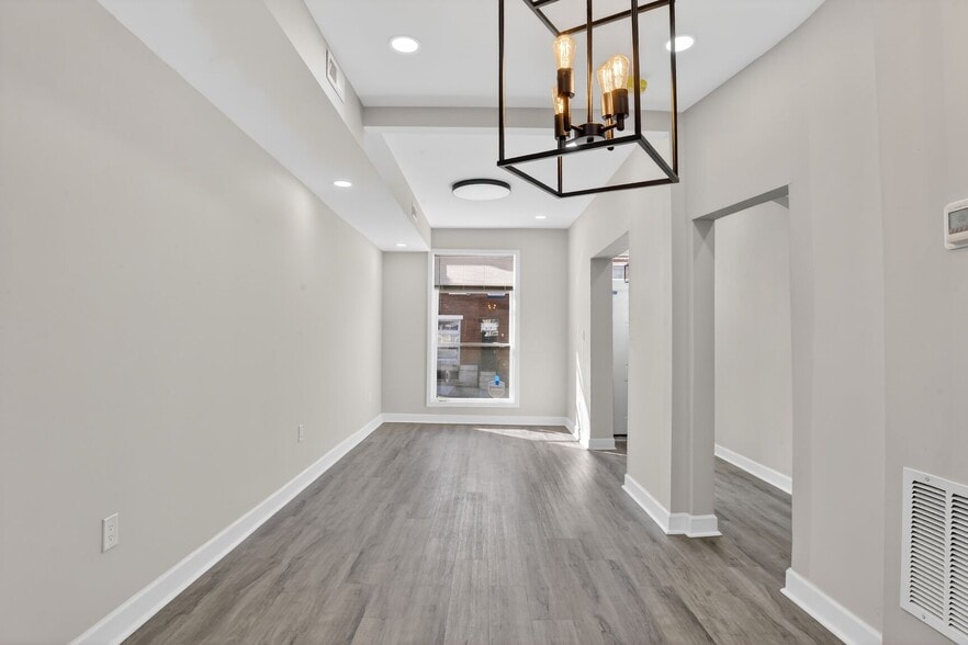 Building Photo - 2102 W Saratoga St