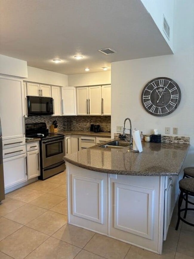 Building Photo - Two bedroom condo