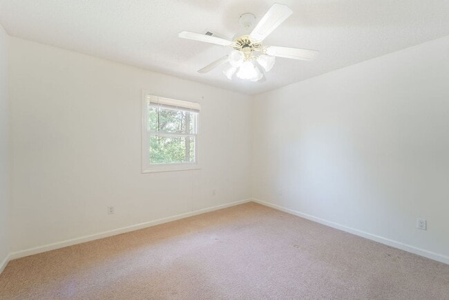 Building Photo - 4 bed, 3 bath, home with privet sunroom off master.