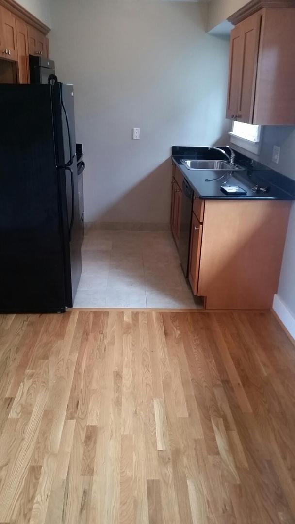 Building Photo - Upper corner unit 1 bed on Belmont, granite, hardwoods, off street parking!