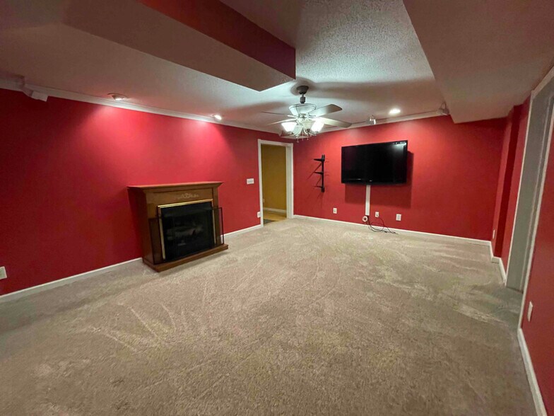 Building Photo - 1895 Highbank Dr