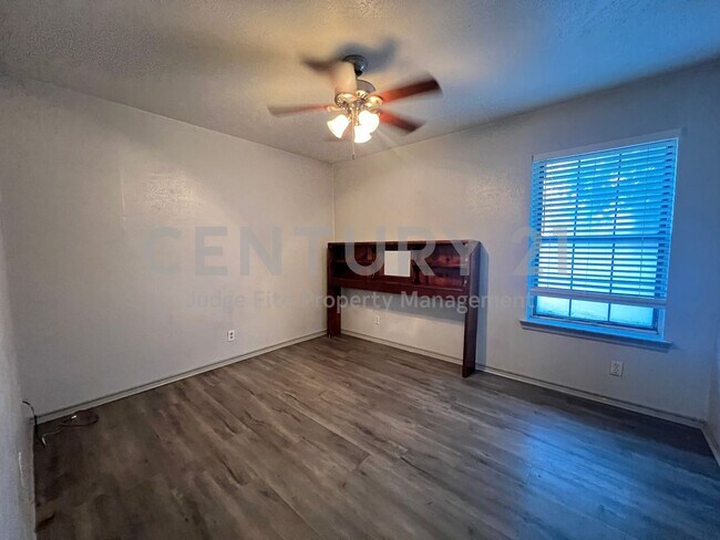 Building Photo - Spacious 2/1.5 Apartment in Denton Great for Roommates!