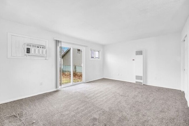 Building Photo - Stunning 5 Bed, 2 Bath Euclid Ohio!