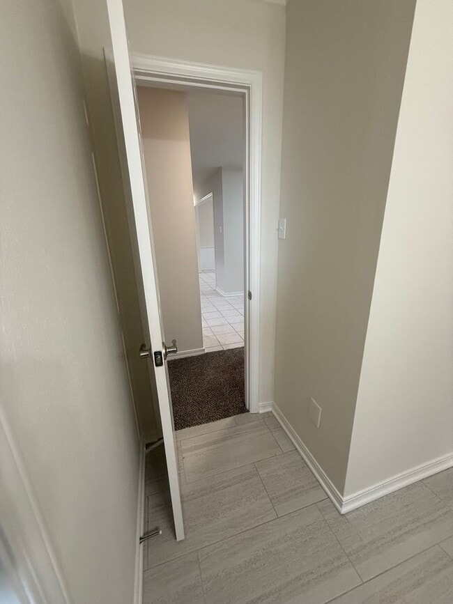 Building Photo - Garden Home