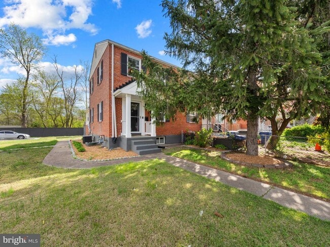 Building Photo - 2042 Arlington Terrace