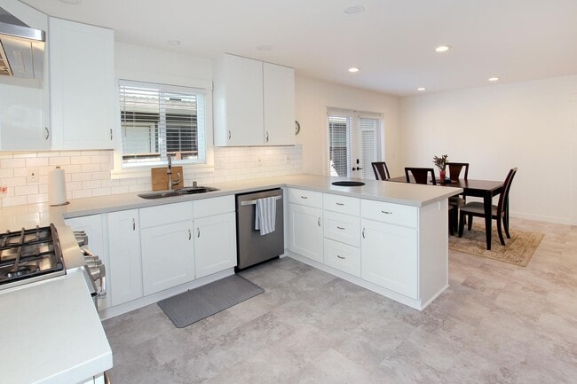 Building Photo - Charming Jewel Box Home Just Minutes from ...
