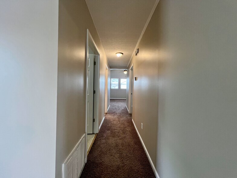 Building Photo - 402 Woodrow Ave