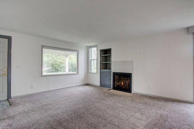 Building Photo - 3 bedroom/3 Bathroom House- In Town with Large yard