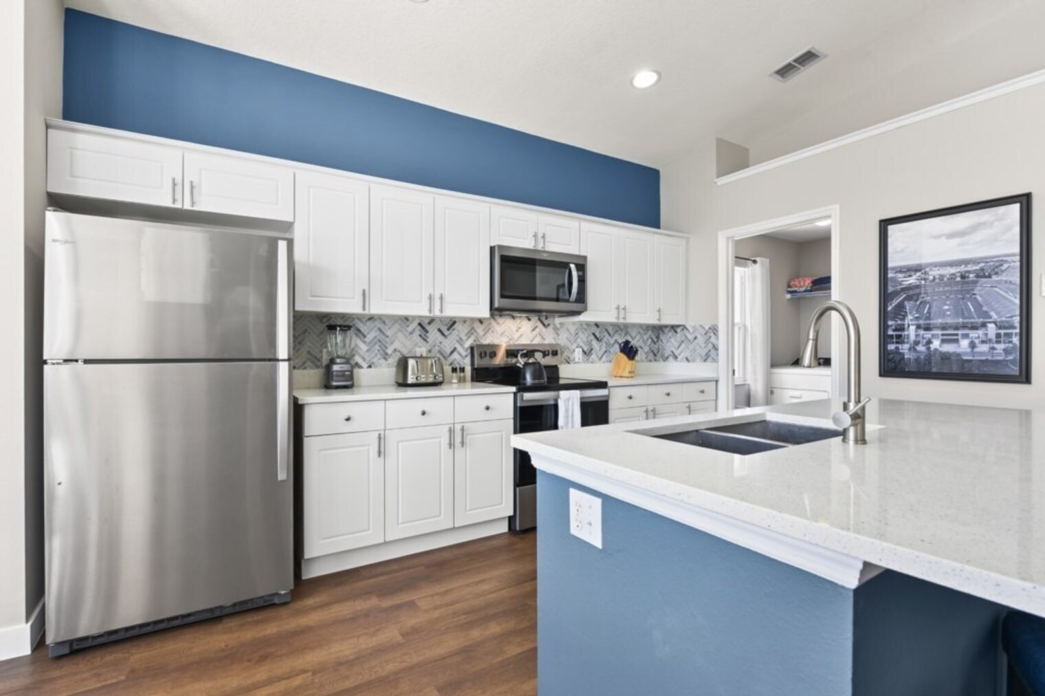 Building Photo - 8022 King Palm Cir