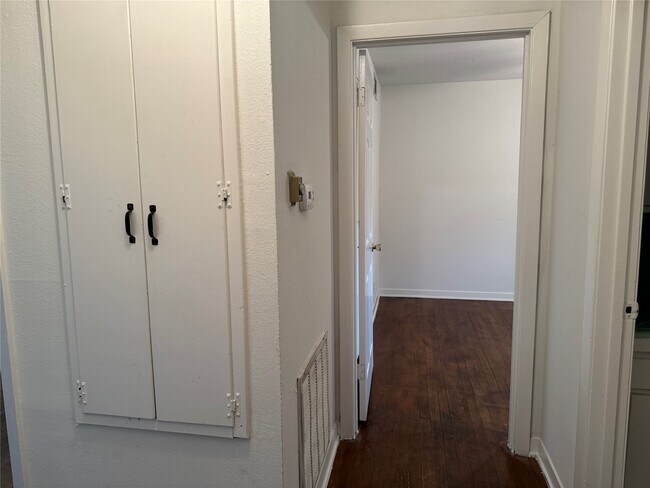 Building Photo - 4013 Newshire Dr