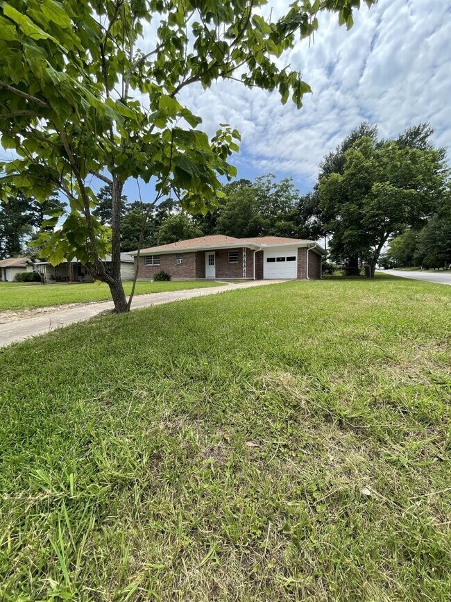 Building Photo - 1004 Oak Dr