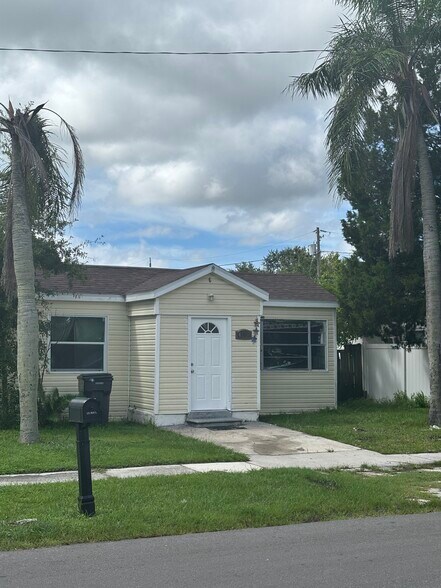 Primary Photo - 4170 55th Ave N