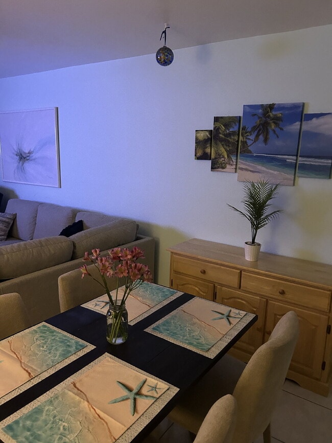 Building Photo - Room For Rent - lake front condo