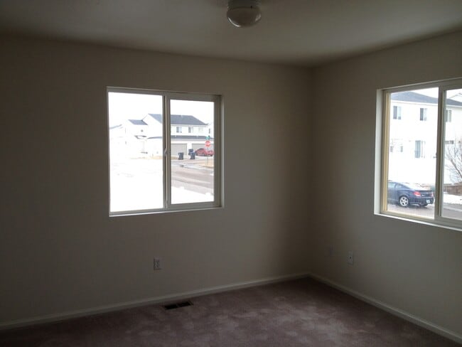 Building Photo - 3 BEDROOM, 2.5 BATH TOWNHOUSE WITH 2 CAR ATTACHED GARAGE