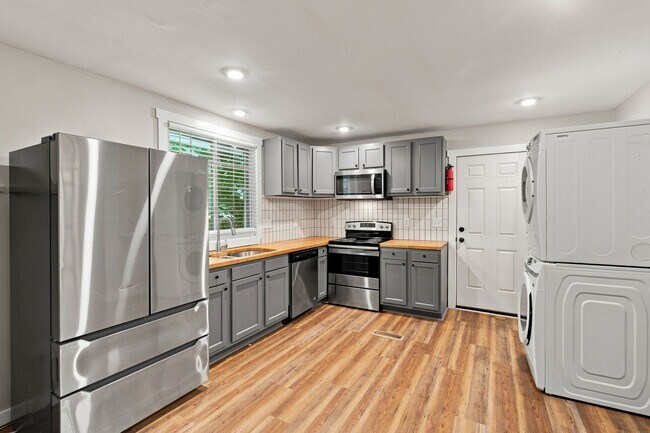 Building Photo - 714 27th Ave N