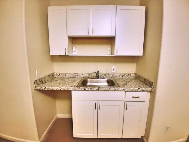 Building Photo - 784 Begonia Dr