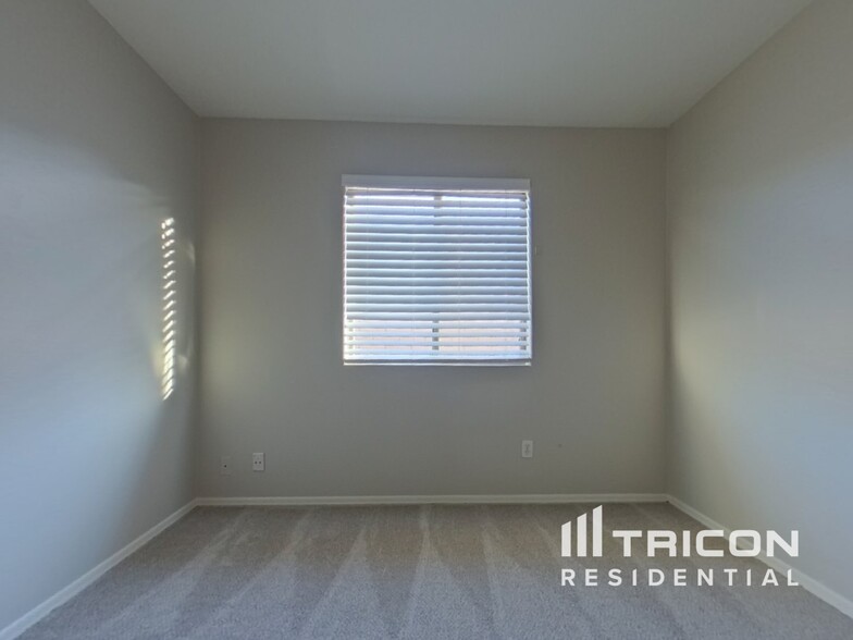 Building Photo - 2809 N 106th Ln