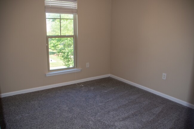 Building Photo - 122 Tuftin Dr