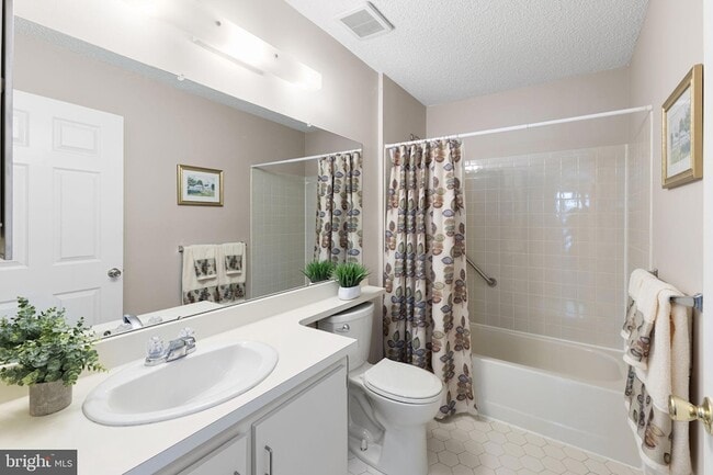 Building Photo - 14 Cheverny Ct