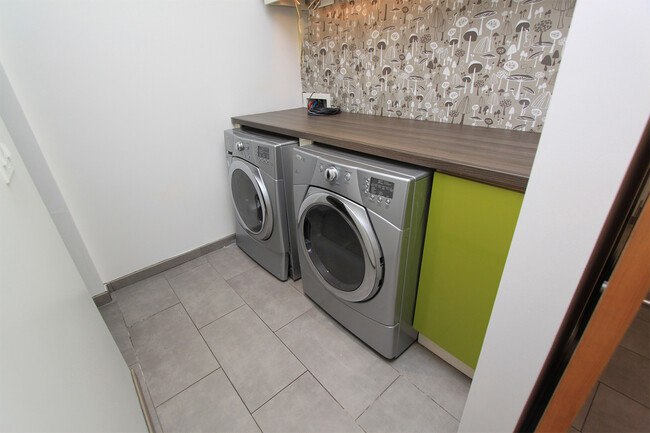 Laundry Room - 906 W Campbell Ave