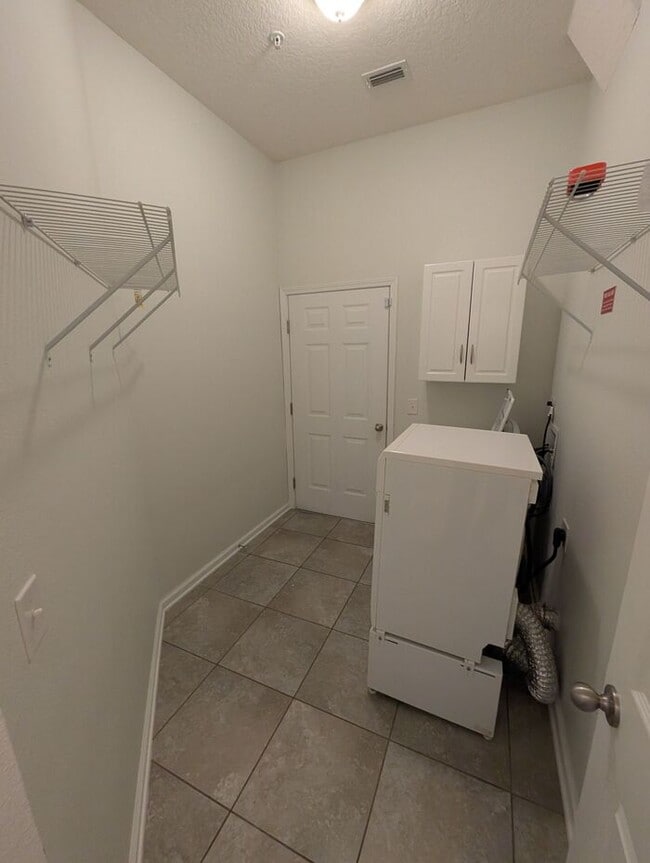 Building Photo - Stunning Townhome off SR 16 on Sebatian Cove