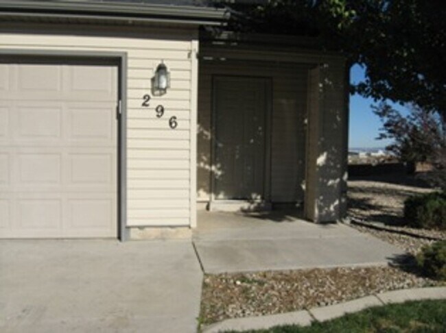 Building Photo - Oversized Townhome in Town!