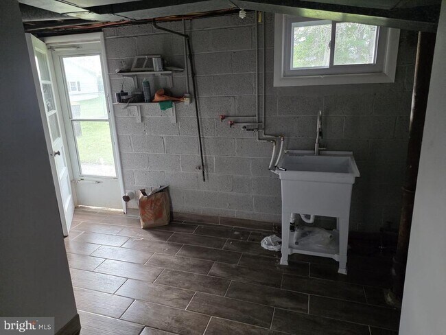 Building Photo - 217 Cherry Ln