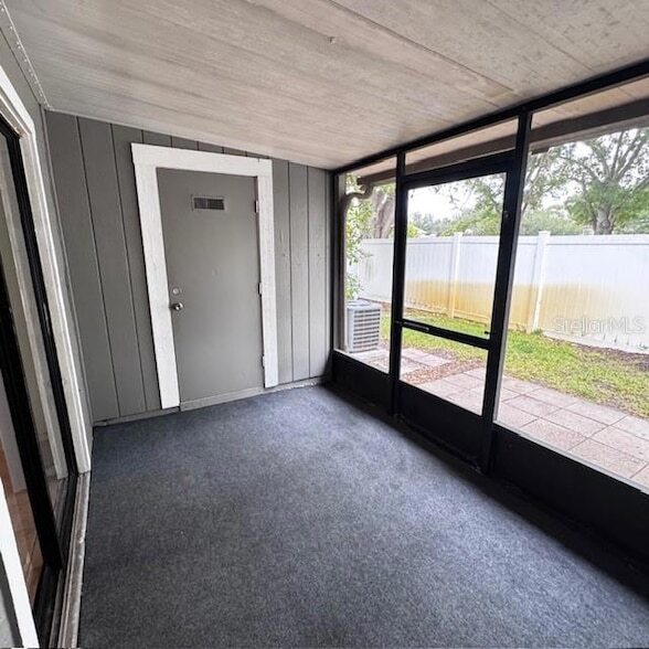 Building Photo - 10128 Lake Oak Cir