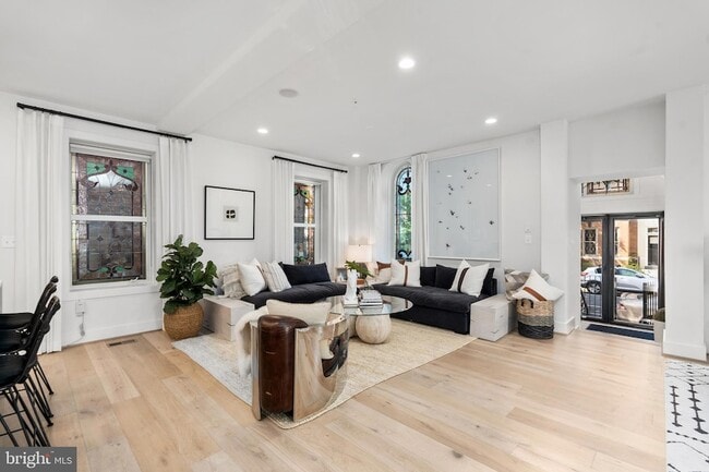 Building Photo - 1015 D St NE