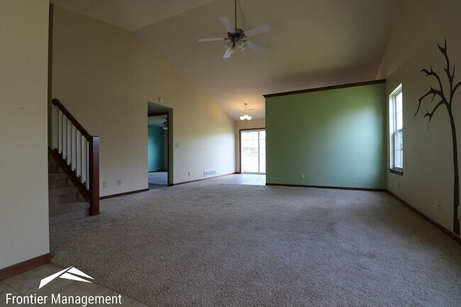 Building Photo - Gorgeous Duplex with Amazing View Off of Scenic Drive!