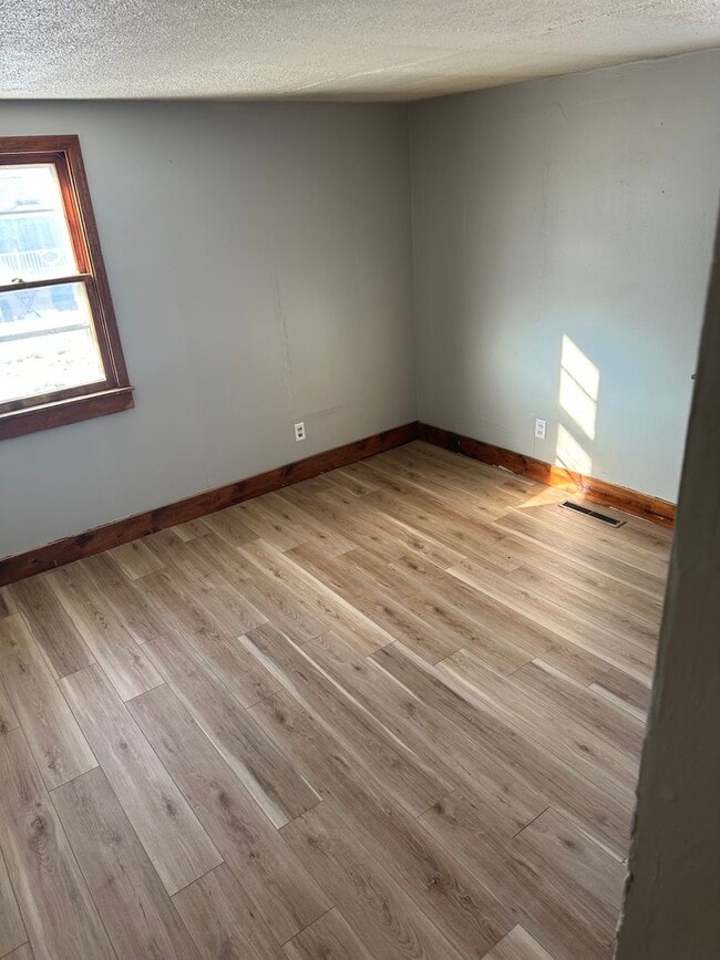 Building Photo - 3 bedroom 1 bath home