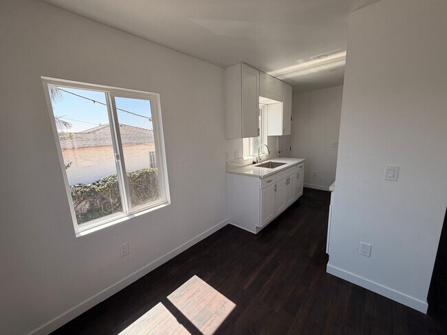 Building Photo - Fully Renovated 2BD/1BA Apartment in San Diego – Parking Included – $2,500/mo