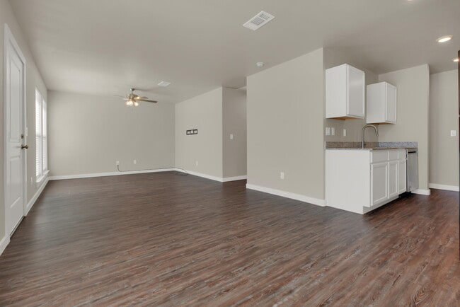 Building Photo - 402 E 30th St