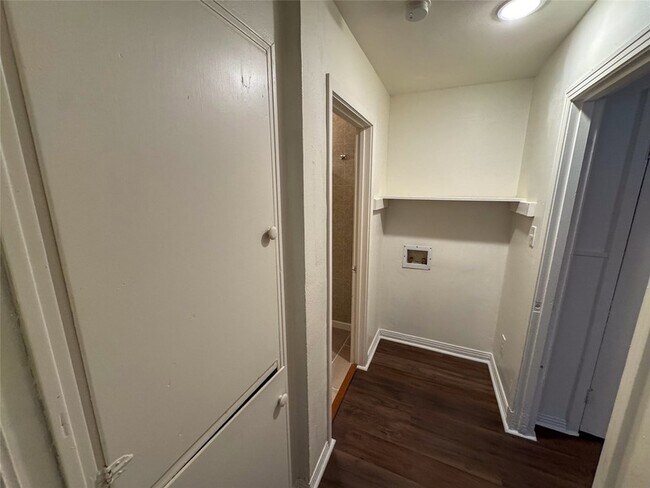 Building Photo - 1326 W Shepherd St