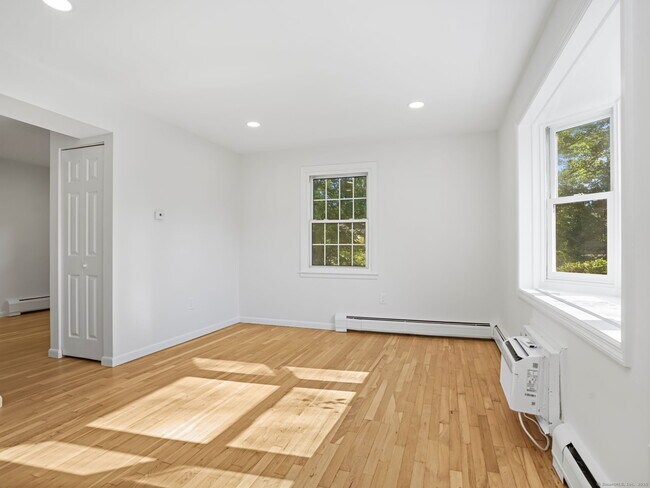 Building Photo - 240 Sunnyridge Ave