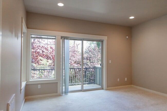 Building Photo - Townhouse Move-In Special – Half Month Free! Beautiful townhouse 3 beds 2.5 baths and garage.