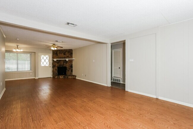 Building Photo - 1307 Columbine Ct