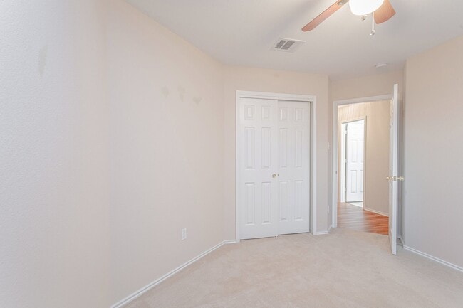 Building Photo - Inviting 4/BR 2/BA Home with Spacious Back...