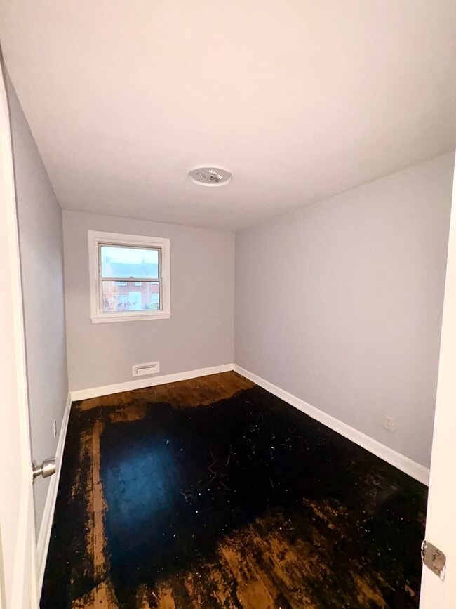 Building Photo - Spacious Townhome with Updated Kitchen & P...