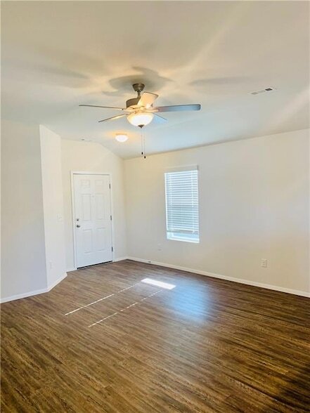 Building Photo - 936 E Bunting St