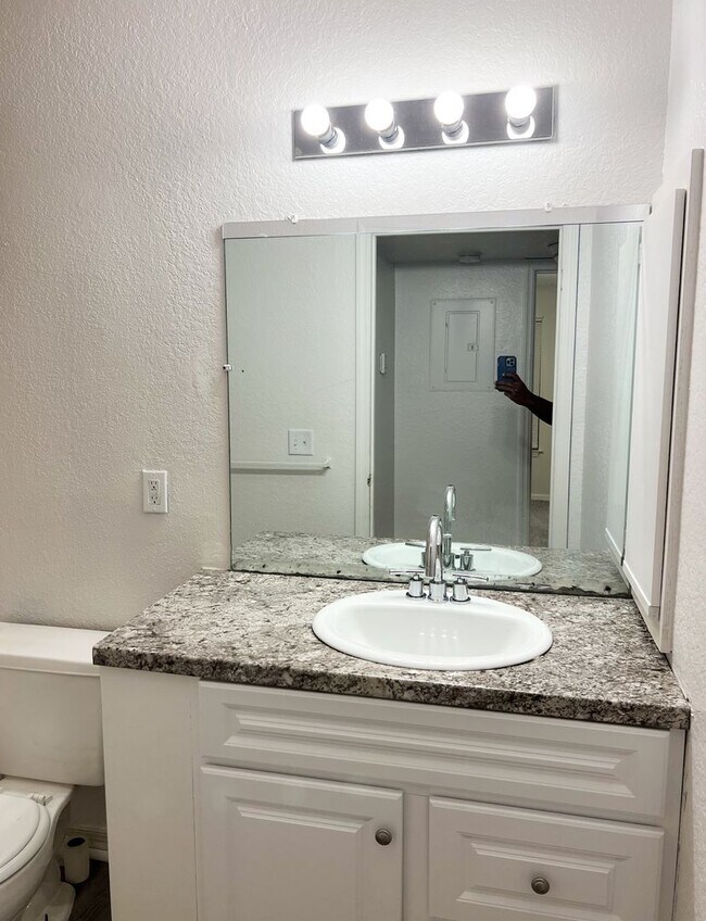 Building Photo - ** FOR SALE w/ FRI Agent ** TW4013
