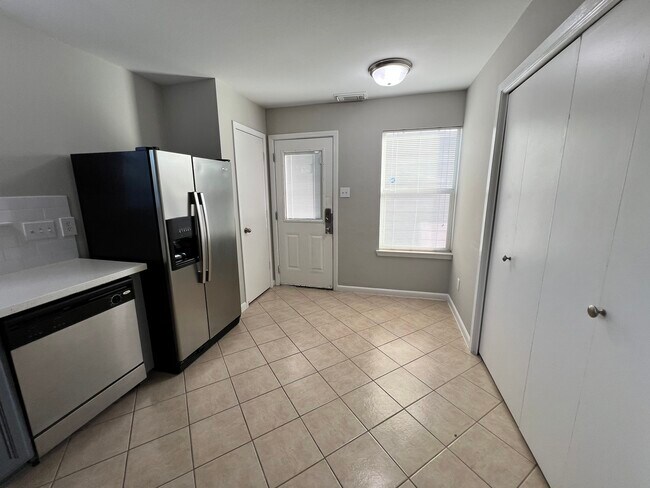 Building Photo - 11711 Chanteloup Dr