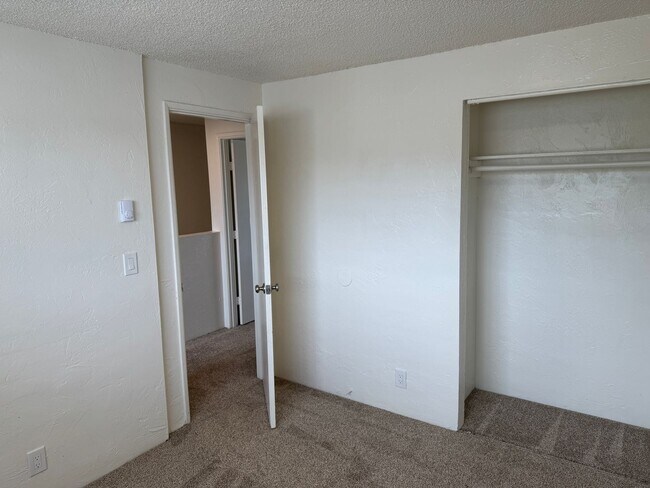 Building Photo - Updated 2 bedroom 1 1/2 bath duplex in Springfield!