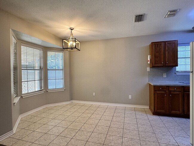 Building Photo - 411 Hickory Rd